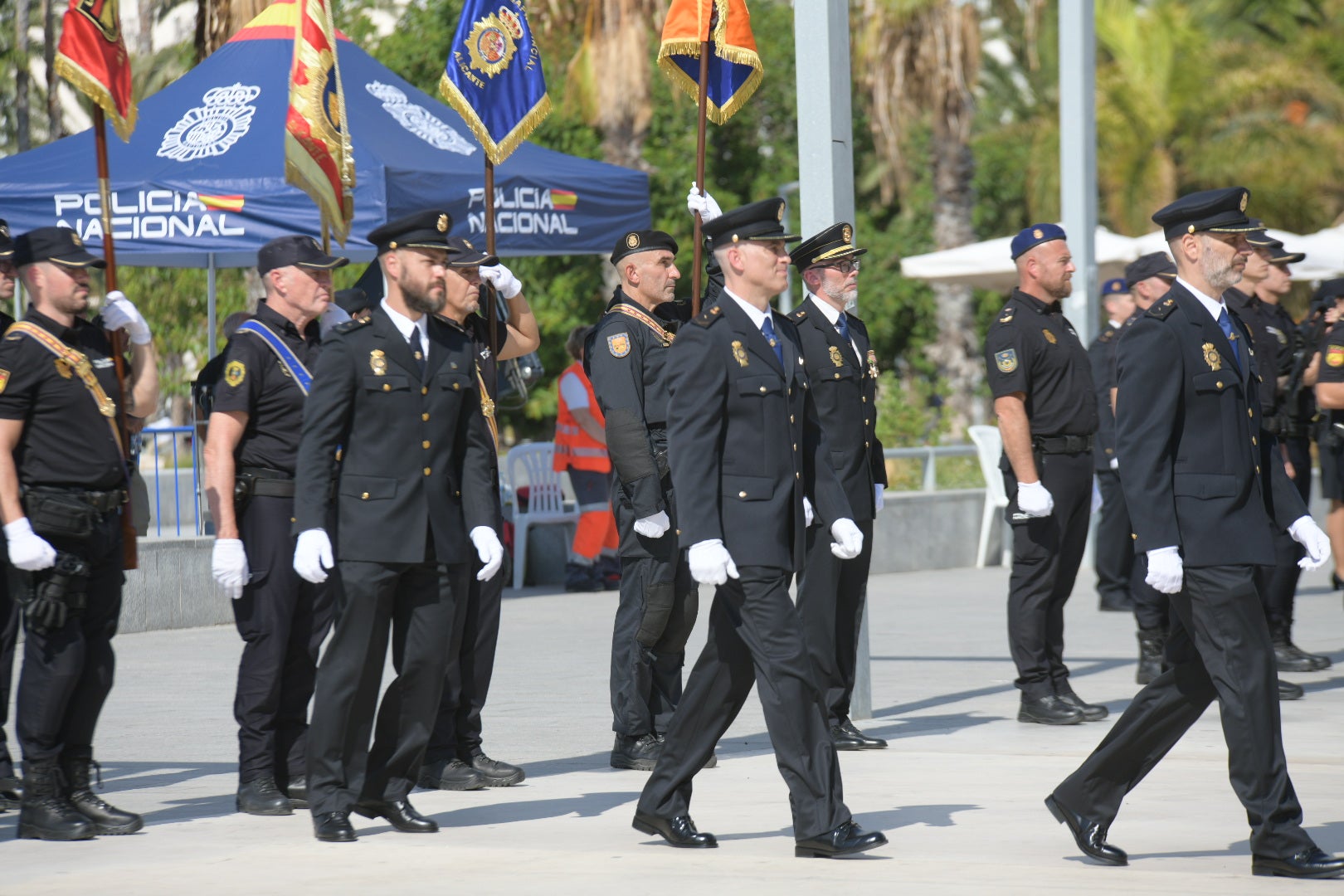 Orgullo azul en Alicante con el homenaje de la Policía Nacional a su patrón, los Santos Ángeles Custodios