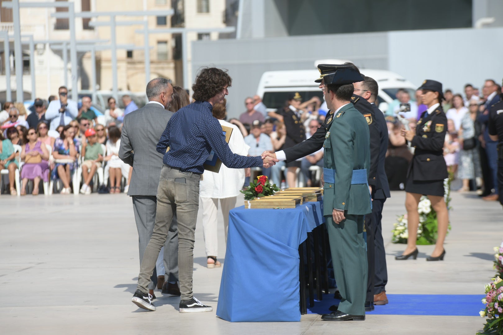 Orgullo azul en Alicante con el homenaje de la Policía Nacional a su patrón, los Santos Ángeles Custodios