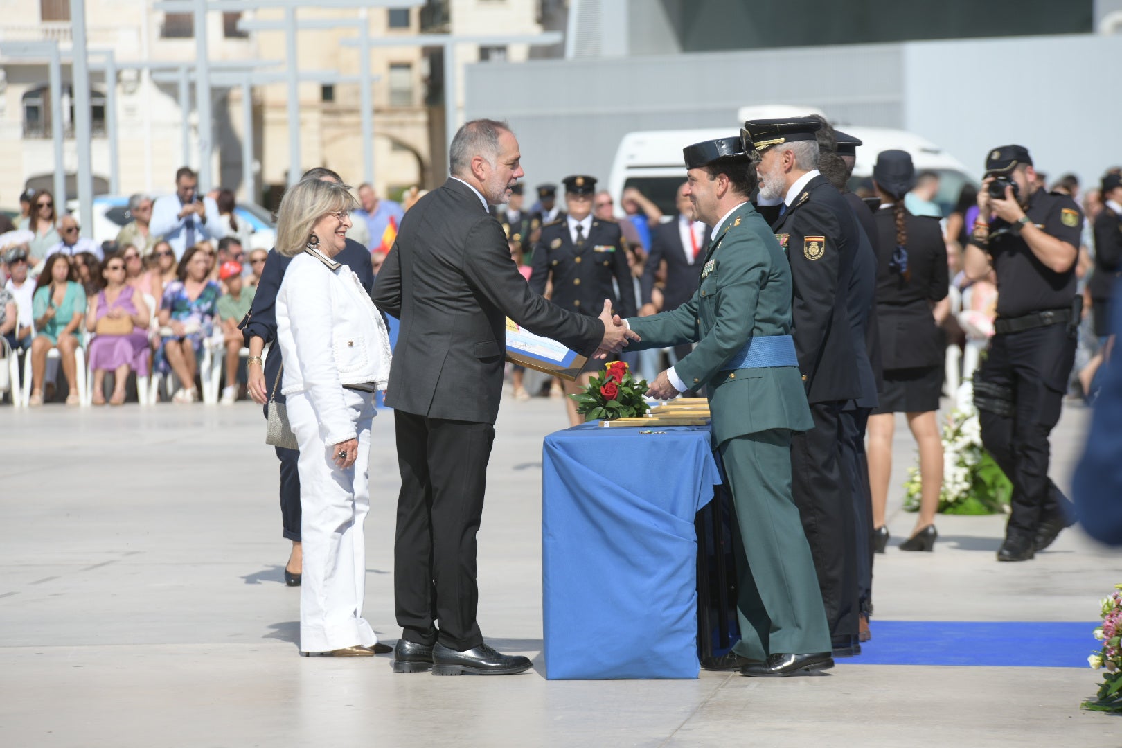 Orgullo azul en Alicante con el homenaje de la Policía Nacional a su patrón, los Santos Ángeles Custodios