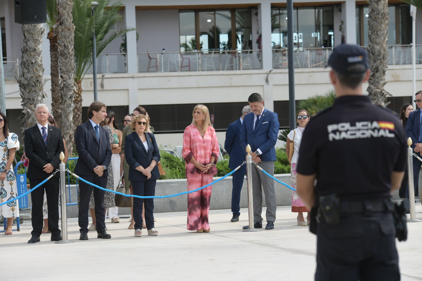 Orgullo azul en Alicante con el homenaje de la Policía Nacional a su patrón, los Santos Ángeles Custodios