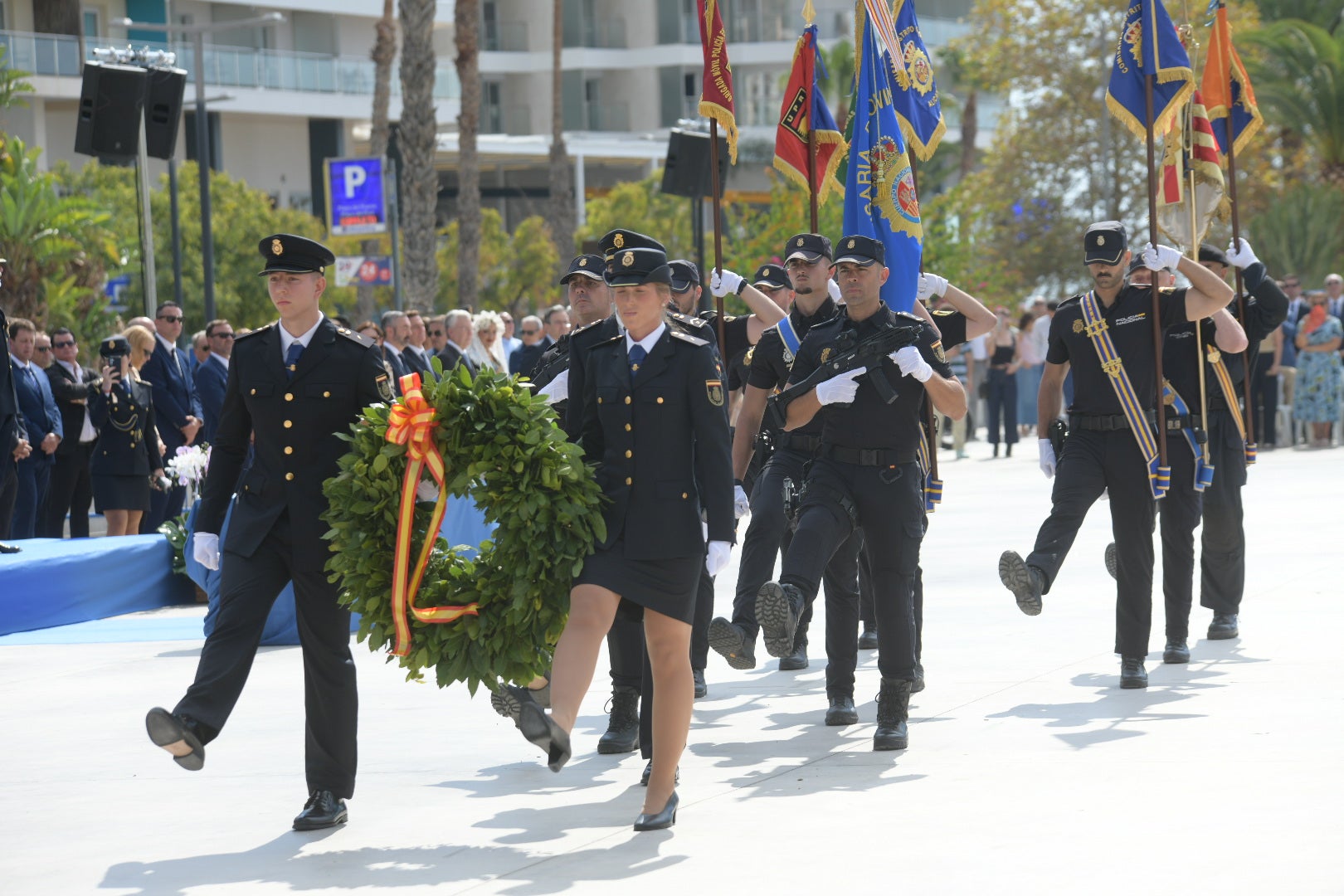 Orgullo azul en Alicante con el homenaje de la Policía Nacional a su patrón, los Santos Ángeles Custodios