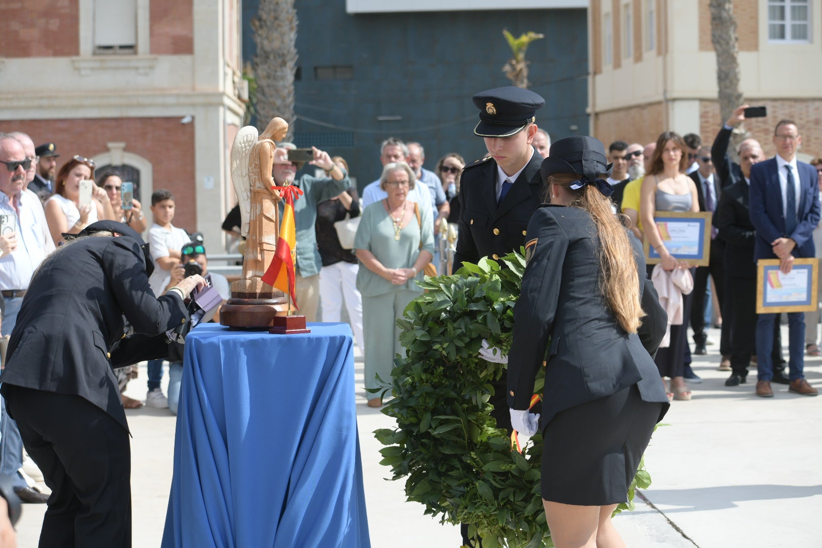 Orgullo azul en Alicante con el homenaje de la Policía Nacional a su patrón, los Santos Ángeles Custodios