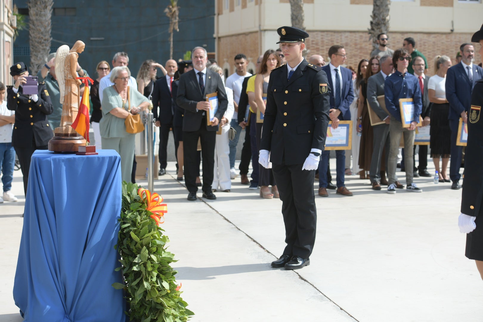 Orgullo azul en Alicante con el homenaje de la Policía Nacional a su patrón, los Santos Ángeles Custodios