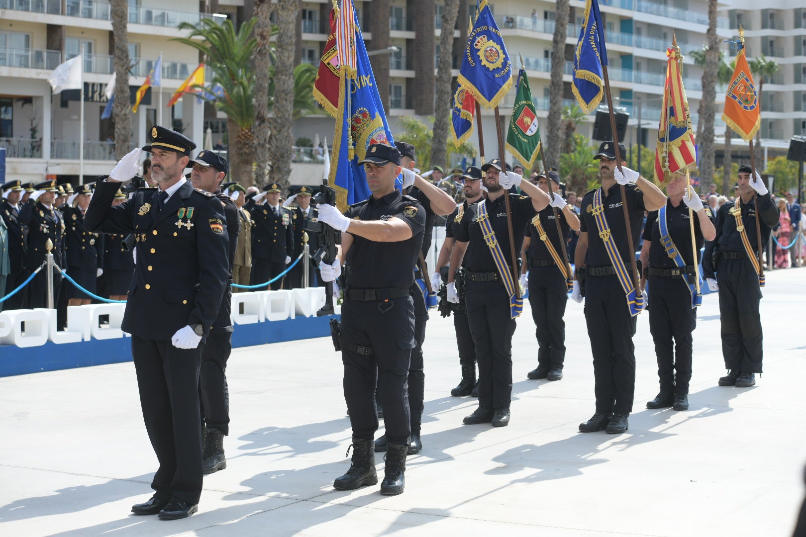 Orgullo azul en Alicante con el homenaje de la Policía Nacional a su patrón, los Santos Ángeles Custodios