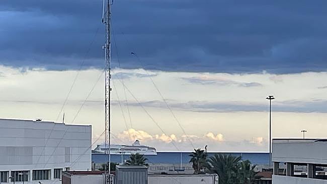 Imagen antes - Operaciones de fondeo del ferry 'Romantika'.