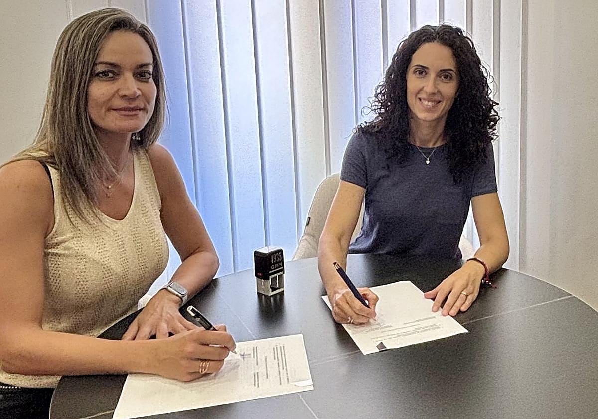 La concejal Felicia Aracil y la presidenta María Miñano tras la firma en el Ayuntamiento de Mutxamel.