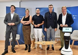 Ponentes y organizadores de la jornada sobre robótica celebrada en Monforte del Cid.