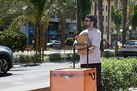 Un repartidor en el centro de Alicante..