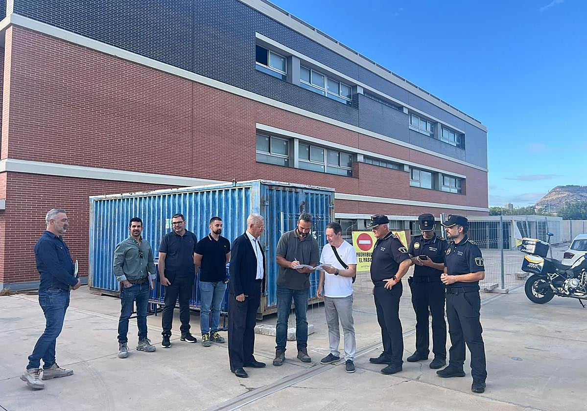 El concejal Julio Calero, en el centro, con responsables del proyecto de la obra de adecuación.