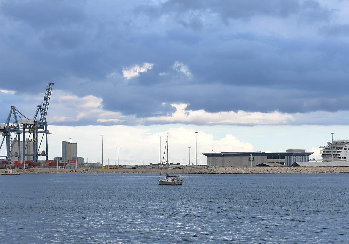 Vistas al puerto de Alicante.