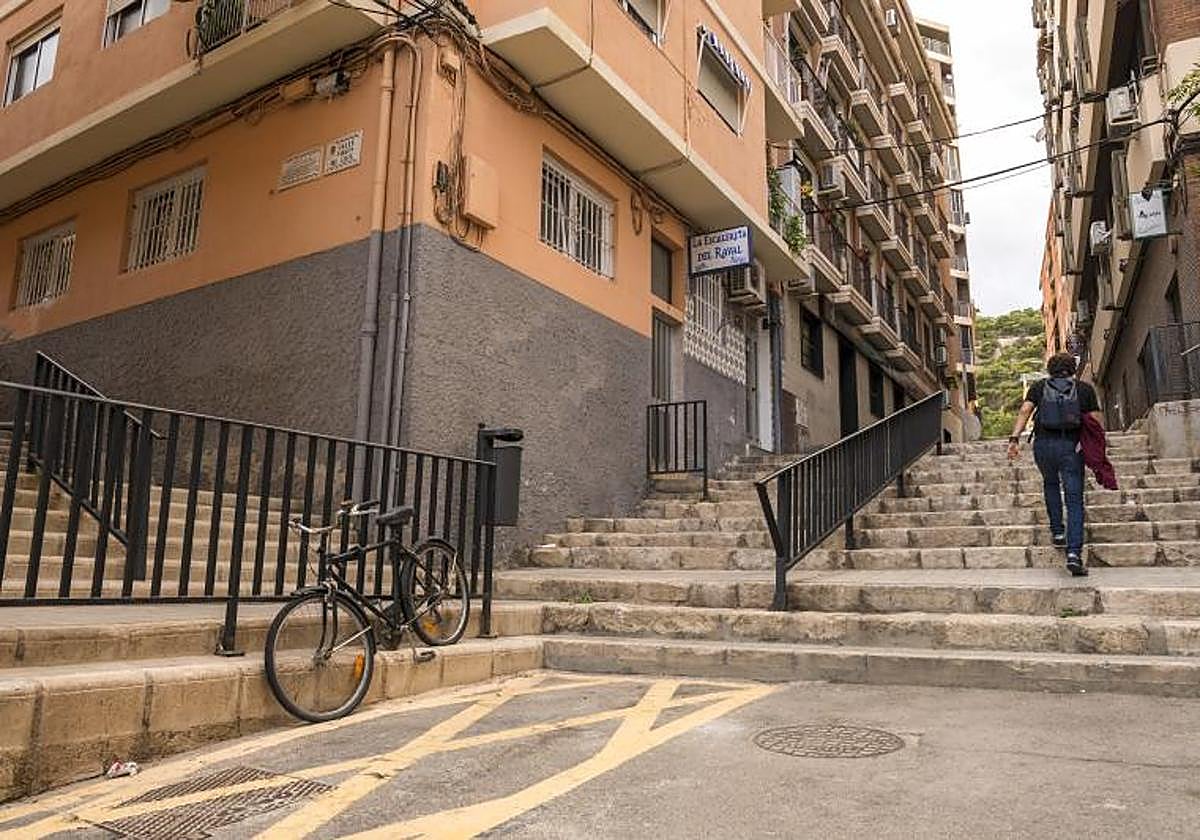 Cruce de calles del Raval Roig de Alicante.