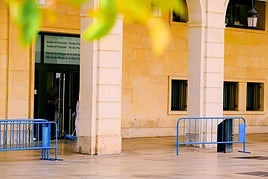 Entrada de la Audiencia Provincial de Alicante.