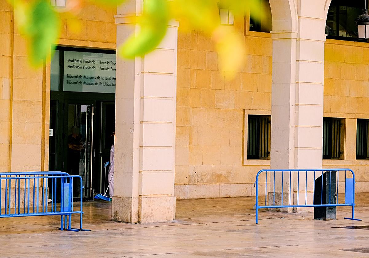 Entrada de la Audiencia Provincial de Alicante.