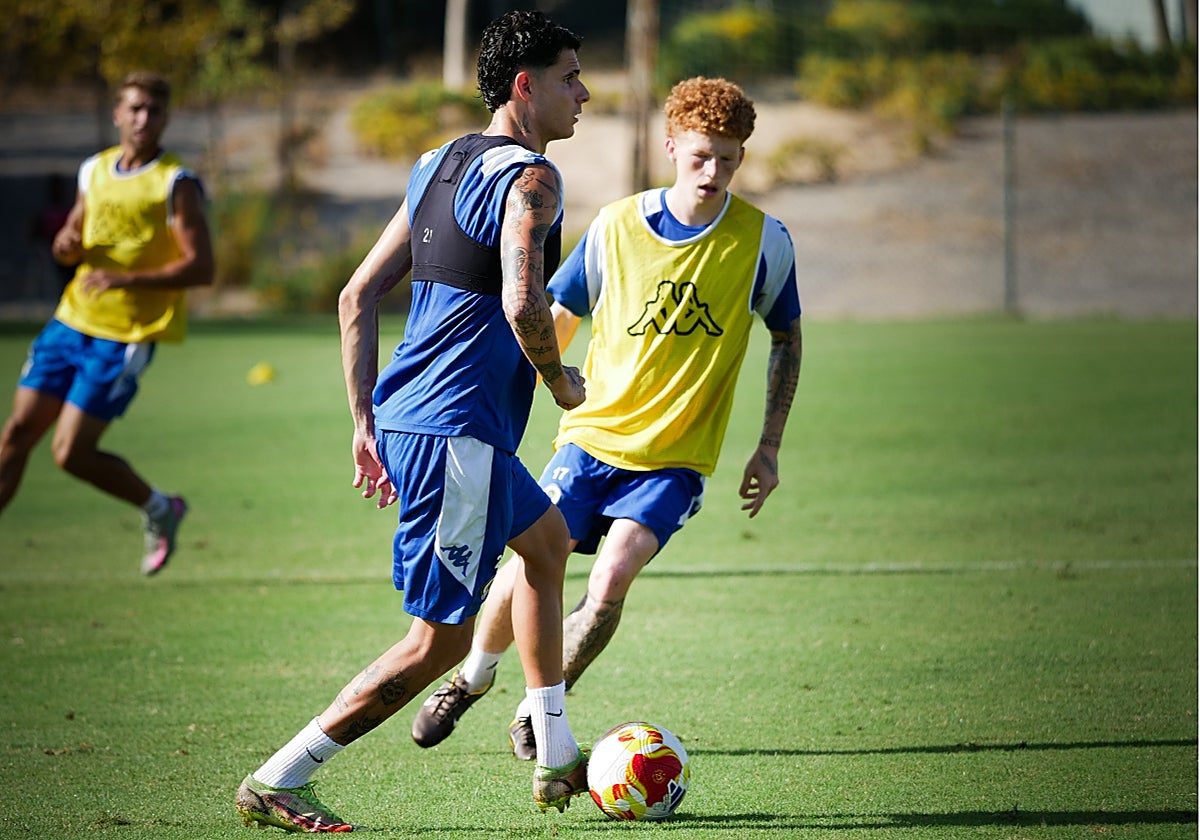 Jeremy de León presiona a Retu durante un entrenamiento.