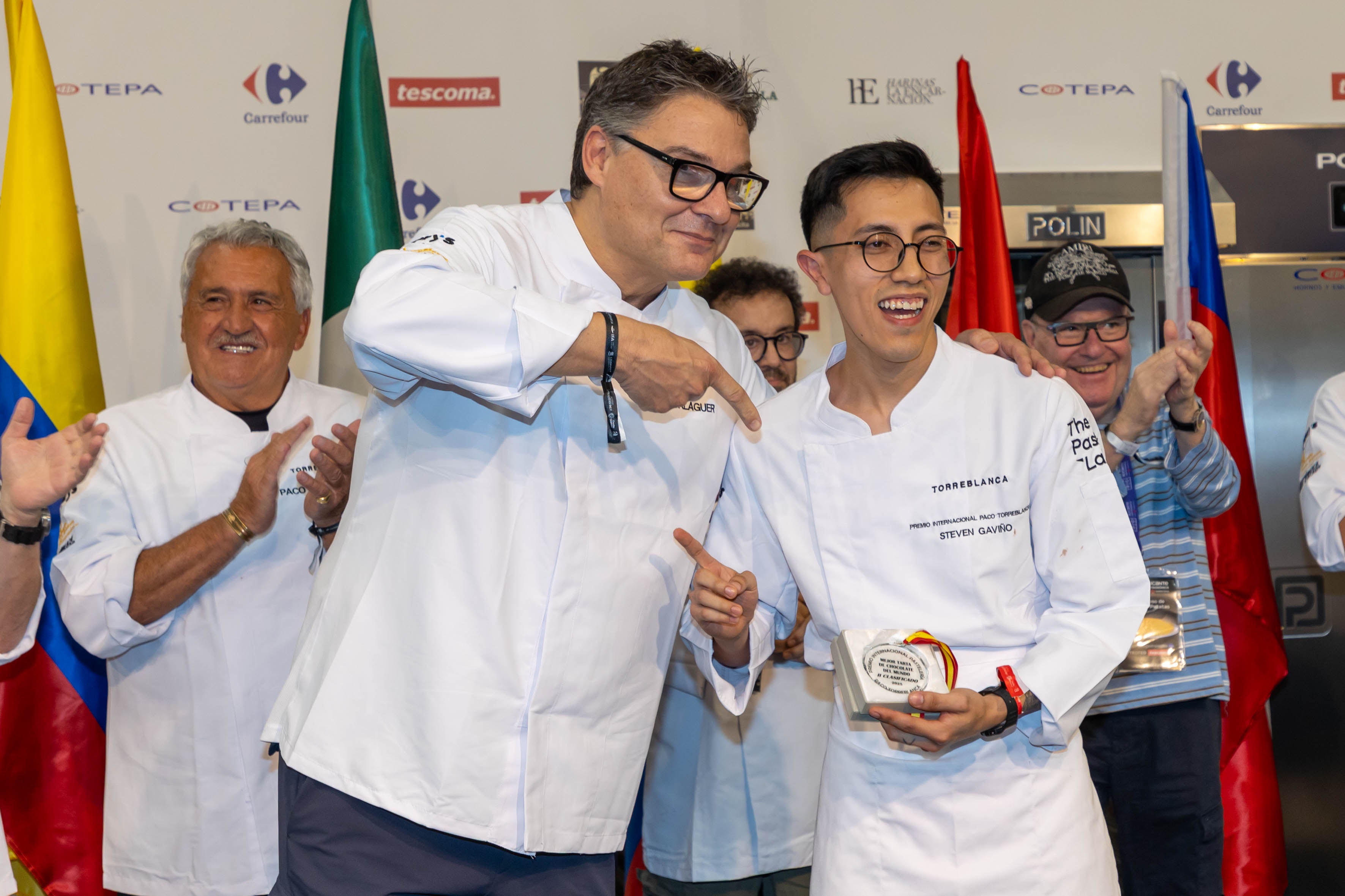El reconocio pastelero Oriol Balaguer entrega el segundo premio a Stebem Gaviño.
