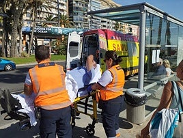 Ambulancia atendiendo al conductor.