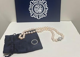 Las joyas robadas con las que pretendía huir el detenido.