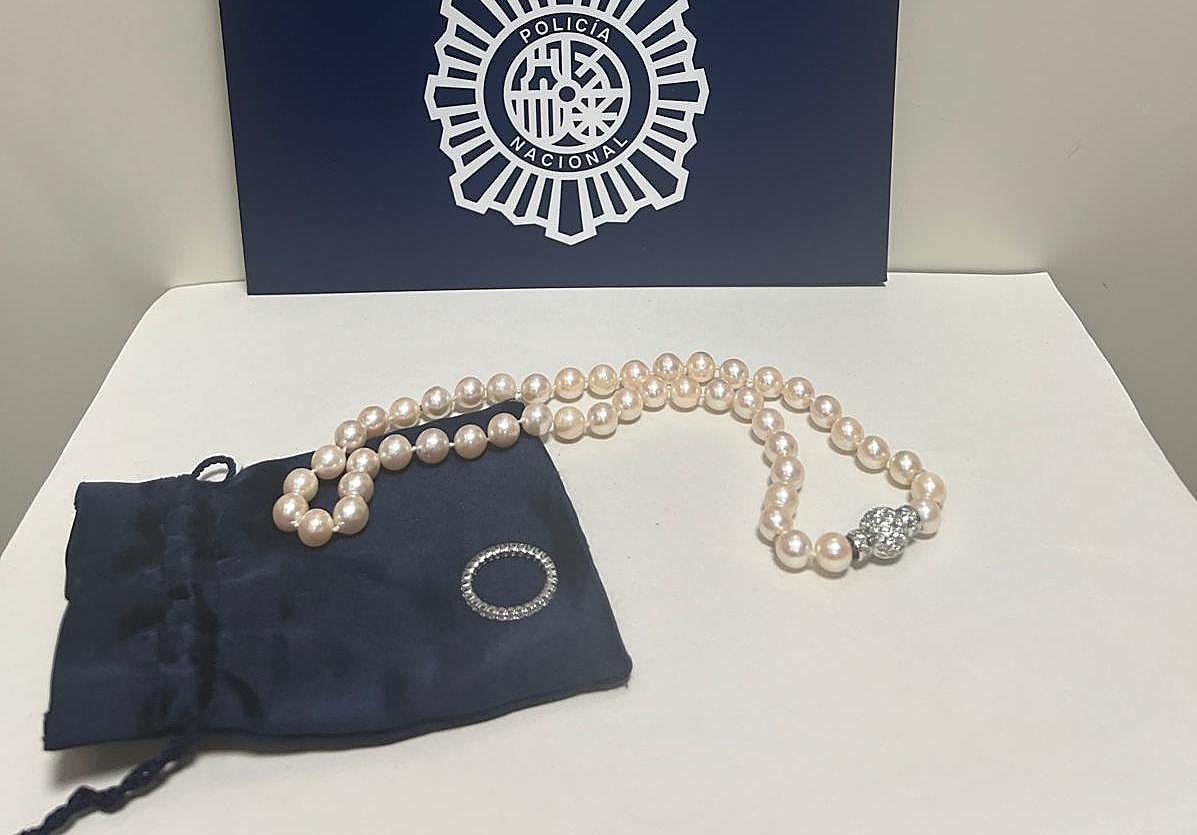 Las joyas robadas con las que pretendía huir el detenido.