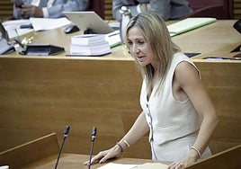 La portavoz de Emergencias del GPP en Les Cortes, Verónica Marcos, durante una intervención.