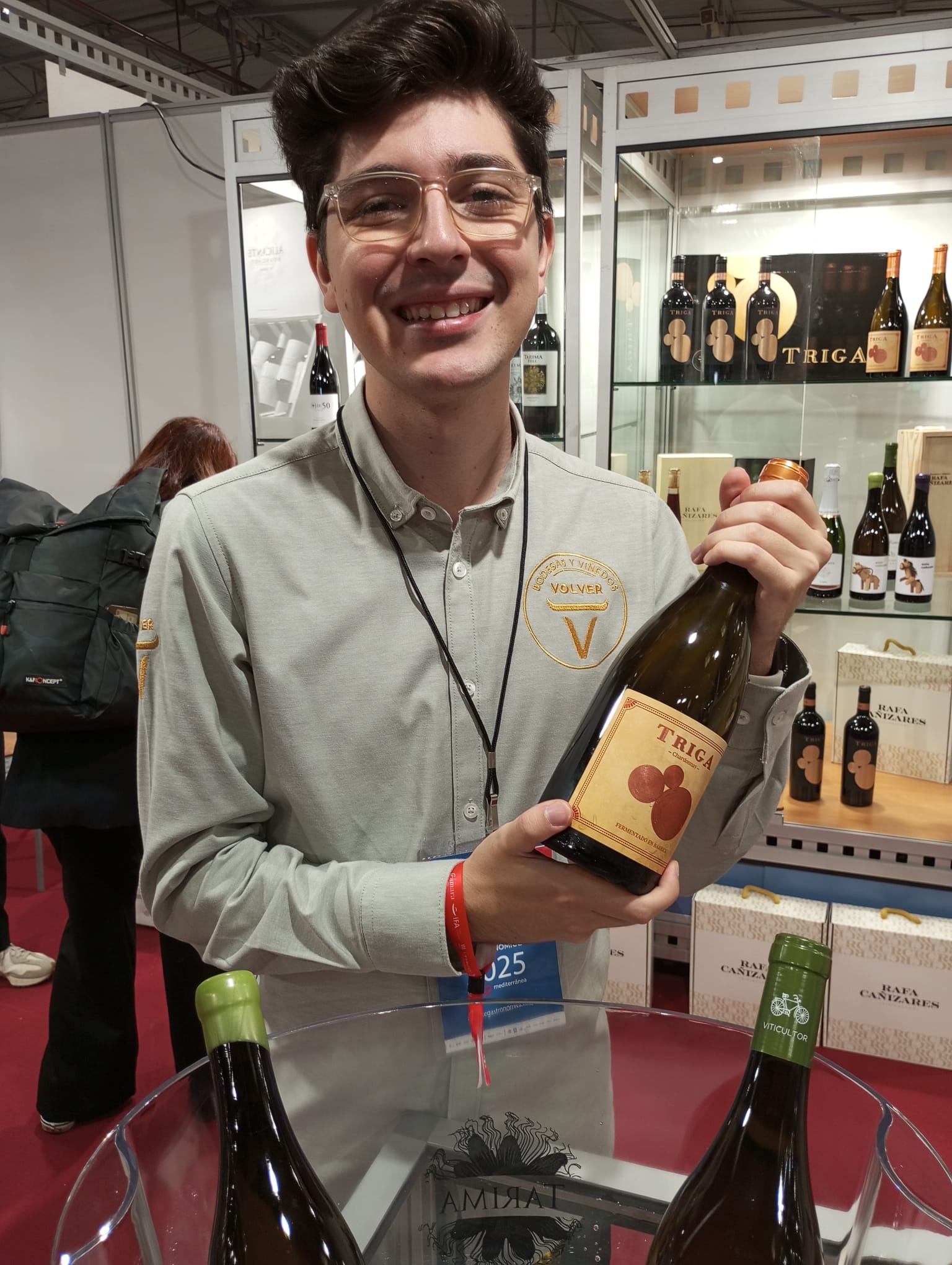 Imagen principal - Adrián Cañizares, hijo del propietario, junto a la responsable de enoturismo de la bodega, Cristina Rodríguez.