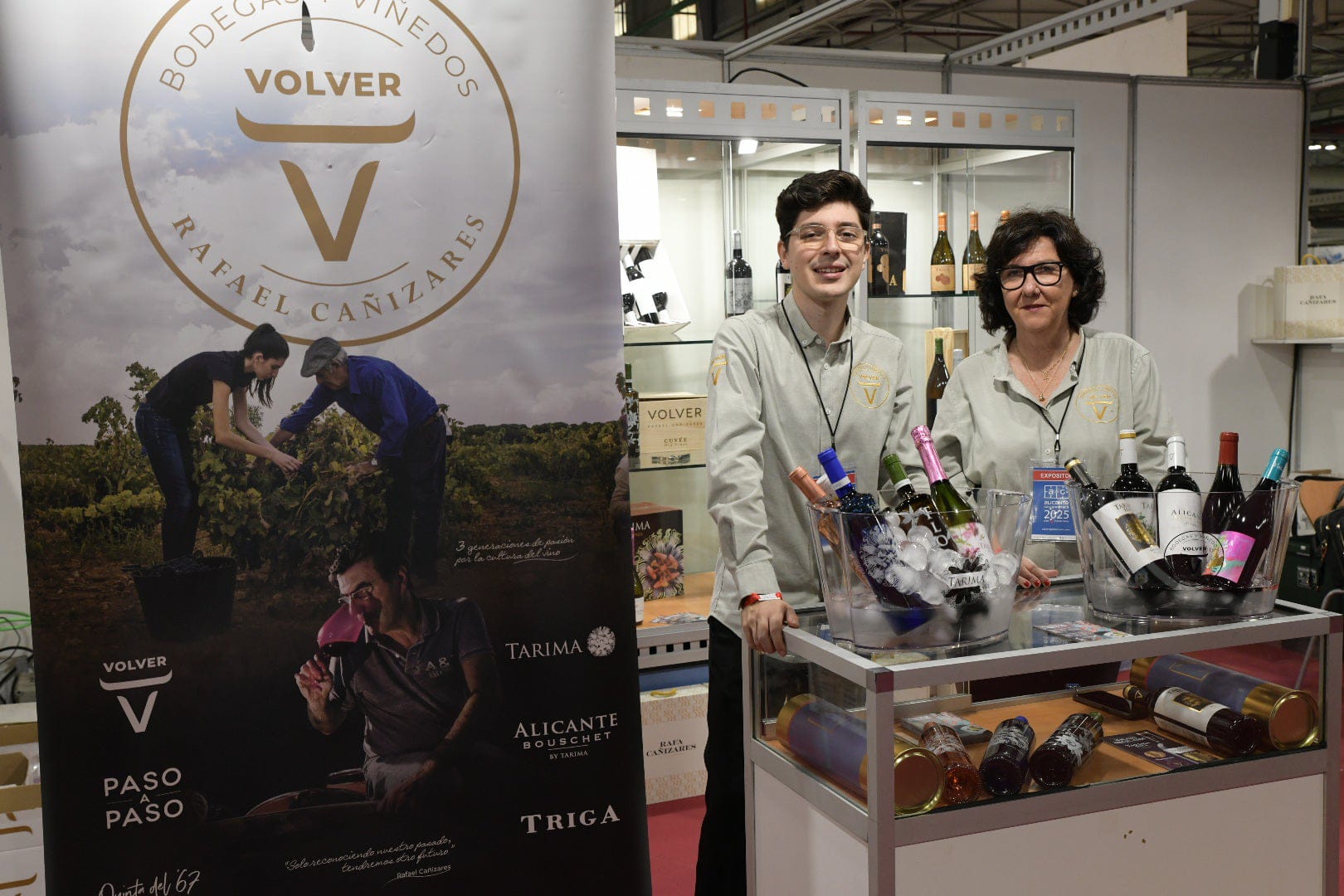 Imagen secundaria 1 - Adrián Cañizares, hijo del propietario, junto a la responsable de enoturismo de la bodega, Cristina Rodríguez.
