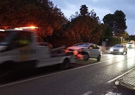 La grúa retira uno de los vehículos.