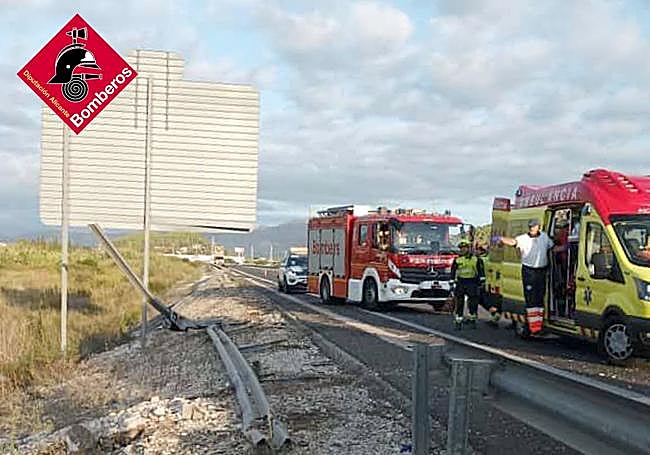 Equipos de Bomberos, emergencias y Guardia Civil desplazados hasta la zona del accidente de la AP-7.