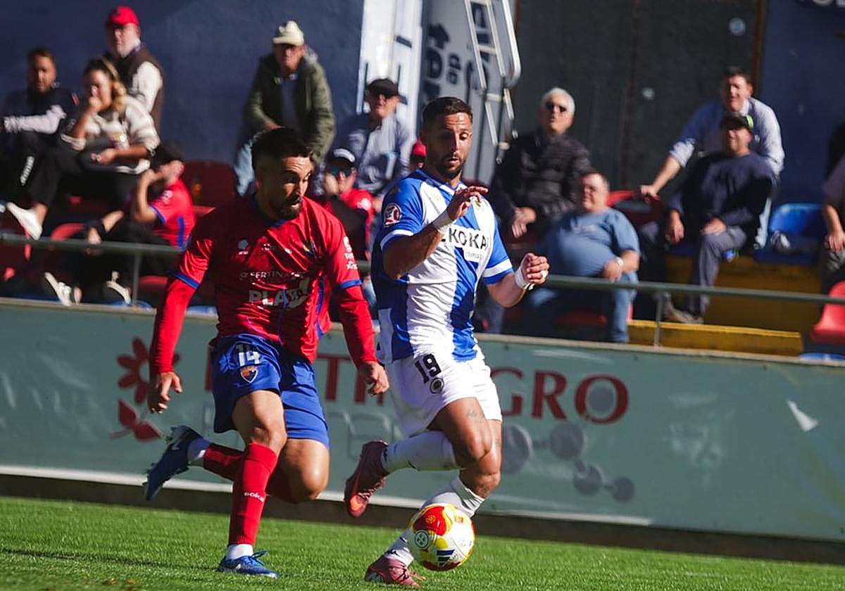 Hércules forward Fran Sol with a Teruel defender.