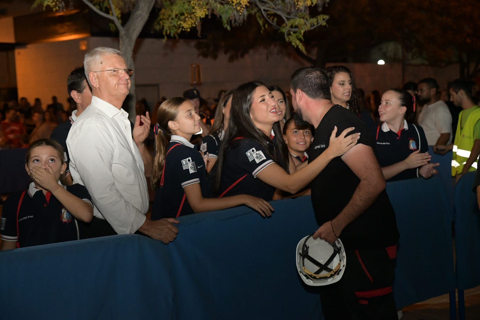 Explosión de luz y sonido: la primera mascletà de las Hogueras de Alicante convierte el Bulevar del Pla en una fiesta