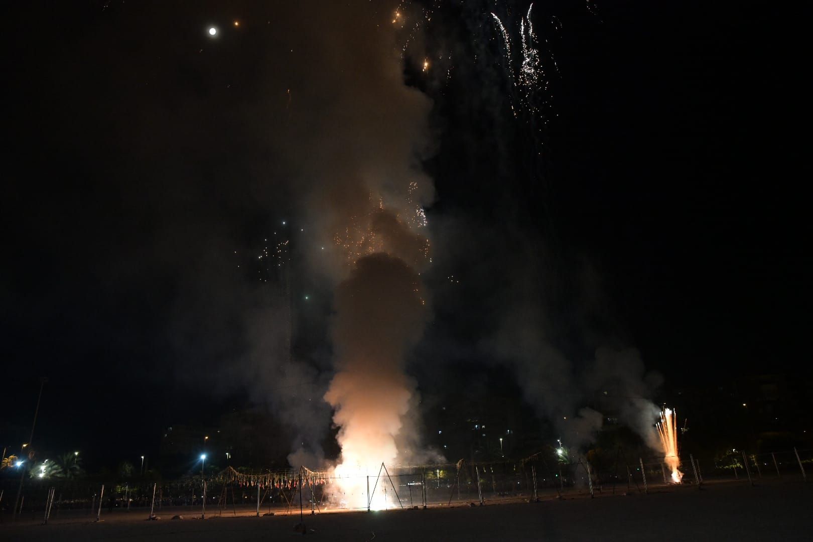 Explosión de luz y sonido: la primera mascletà de las Hogueras de Alicante convierte el Bulevar del Pla en una fiesta