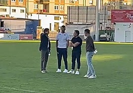 Peña y Parodi se reúnen después del partido con Torrecilla.