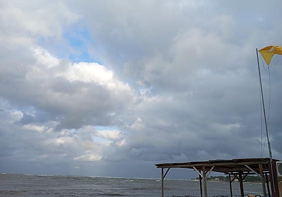 Formación de nubes este domingo en el litoral norte de Alicante.