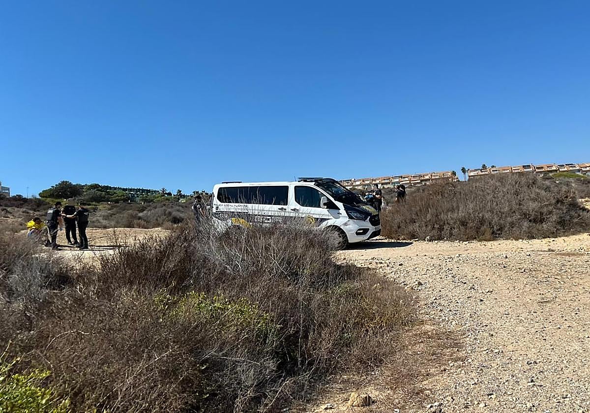 La Policía Local intercepta una patera en el Cabo de la Huerta de Alicante.