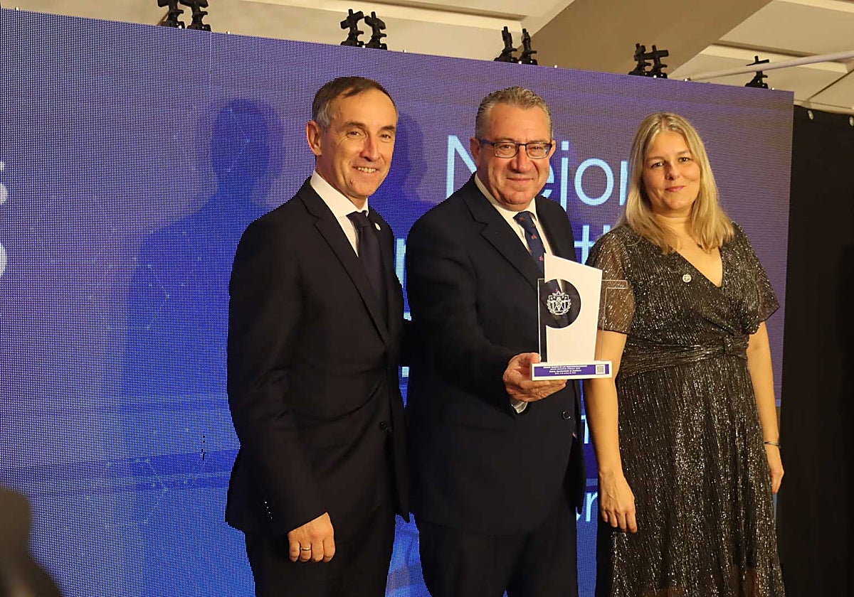 Toni Pérez en el momento de recibir el premio otorgado a Benidorm