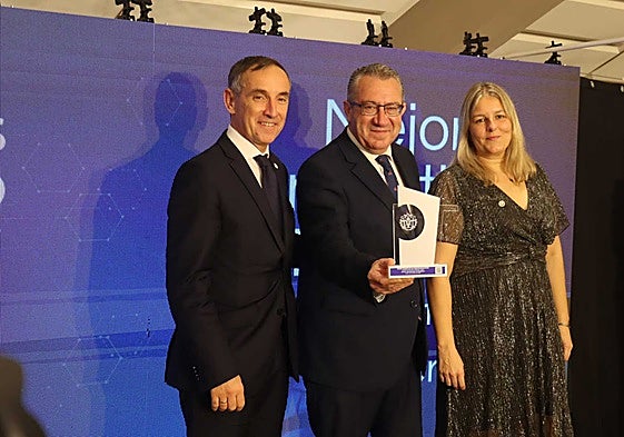 Toni Pérez en el momento de recibir el premio otorgado a Benidorm