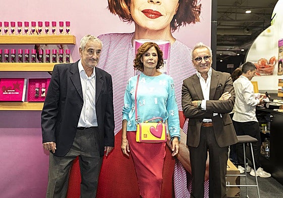 La diseñadora Agatha Ruiz de la Prada, entre Jesús Navarro Navarro, presidente de Carmencita, y Jesús Navarro Alberola, director general de la compañía.