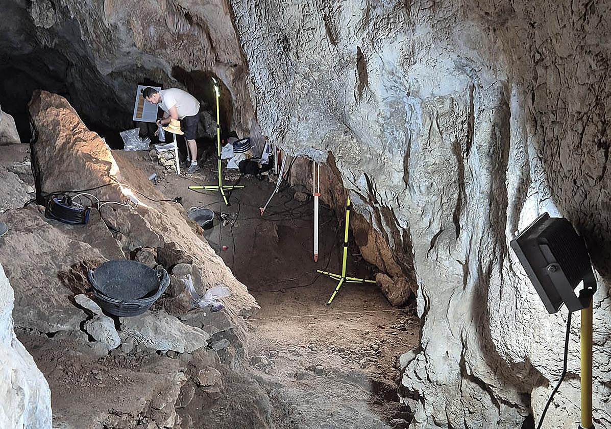 Excavaciones en la Cova d'Or de Beniarrés.