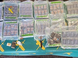 Droga incautada y encontrada en la maleta.