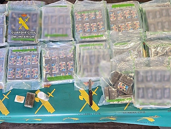 Droga incautada y encontrada en la maleta.