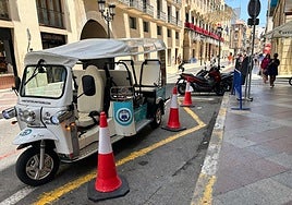 Un 'tuc tuc' aparcado en una zona prohibida cerca del Ayuntamiento.