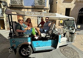 Un 'tuc tuc' en la calle Villavieja de Alicante.