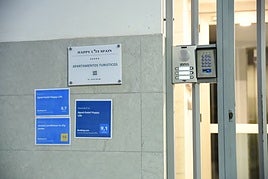 Entrada de un bloque de pisos turísticos en Alicante.