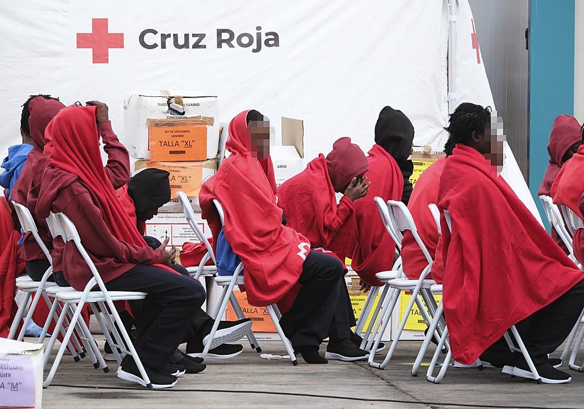 El Consell habilita un centro de acogida temporal de menores migrantes en la provincia de Alicante mientras recurre al Gobierno