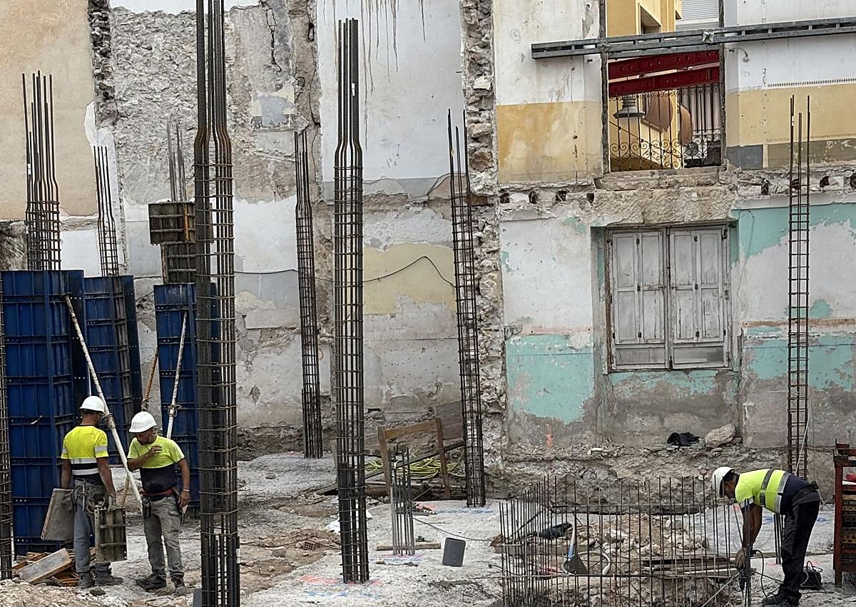 Imagen secundaria 1 - El alcalde y responsables municipales visitan las obras de la Biblioteca Central Guillermo Bernabéu, supervisando los avances y futuros espacios culturales del proyecto.