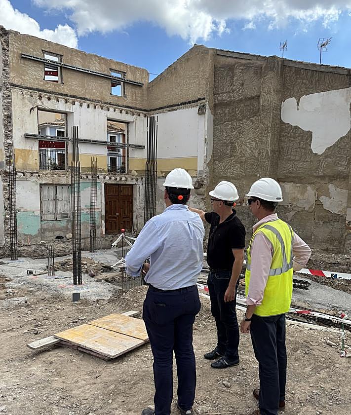 Imagen secundaria 2 - El alcalde y responsables municipales visitan las obras de la Biblioteca Central Guillermo Bernabéu, supervisando los avances y futuros espacios culturales del proyecto.