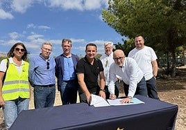 Imagen de la firma del acta de replanteo del nuevo centro educativo