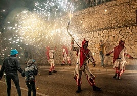 Los Dimonis Rafolins actúan en las fiestas del pueblo.