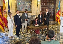 La rectora de la Universidad de Alicante (UA), Amparo Navarro, firma el acuerdo del plan plurianual de financiación de universidades.