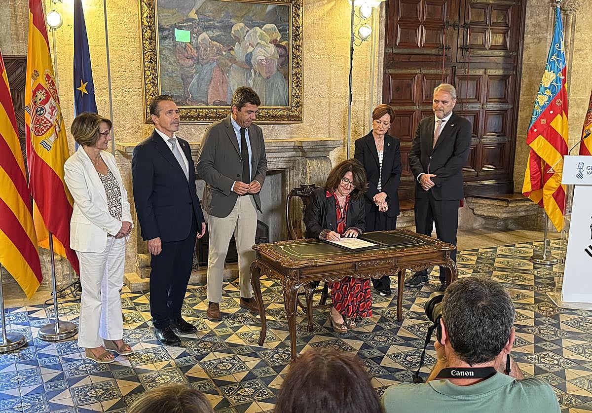 La rectora de la Universidad de Alicante (UA), Amparo Navarro, firma el acuerdo del plan plurianual de financiación de universidades.