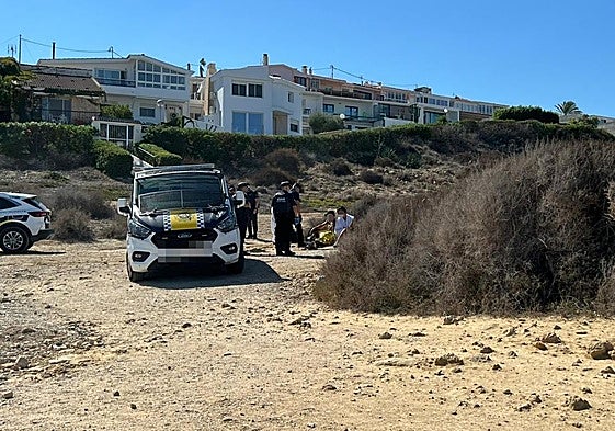 La Policía Local atiende a los ocupantes de la patera rescatada en el Cabo de la Huerta.